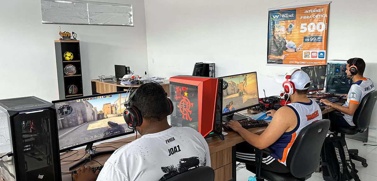 Os jogadores profissionais de eSports contam, em sua maioria, com contratos e salário, além de moradia, e, tudo que for necessário para que possam seguir suas rotinas de treino e o cronograma de jogos.